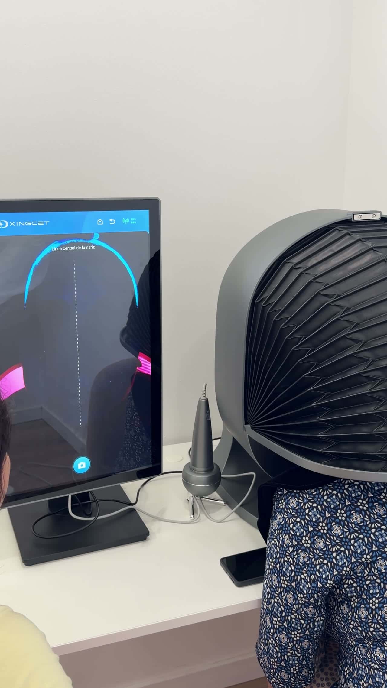 Diagnóstico facial con IA en la máquina de Clínica Cambria